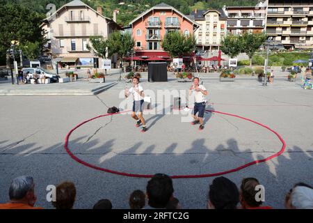 Maint’now : duo de corde à sauter burlesque. Esplanade du Mont-Blanc. Alpi Hours. Saint-Gervais-les-Bains. Haute-Savoie. Auvergne-Rhône-Alpes. France. Stock Photo