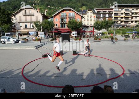 Maint’now : duo de corde à sauter burlesque. Esplanade du Mont-Blanc. Alpi Hours. Saint-Gervais-les-Bains. Haute-Savoie. Auvergne-Rhône-Alpes. France. Stock Photo