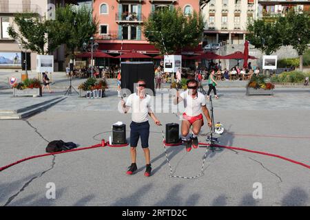 Maint’now : duo de corde à sauter burlesque. Esplanade du Mont-Blanc. Alpi Hours. Saint-Gervais-les-Bains. Haute-Savoie. Auvergne-Rhône-Alpes. France. Stock Photo