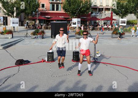 Maint’now : duo de corde à sauter burlesque. Esplanade du Mont-Blanc. Alpi Hours. Saint-Gervais-les-Bains. Haute-Savoie. Auvergne-Rhône-Alpes. France. Stock Photo