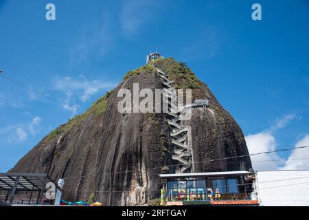 COLOMBIA MEDELLÍN 05-08-2023El peñón de Guatapé, o piedra del Peñol (le Stock Photo