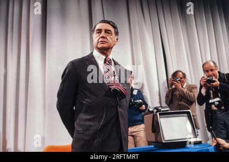 Edwin H. Land - inventor of the Polaroid Land camera - introduces the Polaroid Polavision instant movie camera. Photo by Bernard Gotfryd Stock Photo