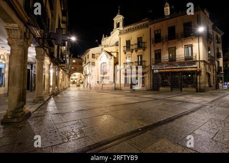 La Plaza del Corrillo de Salamanca uno de los accesos más populares de la plaza mayor con la Iglesia de San Martin y la escultura del poeta Adares Stock Photo