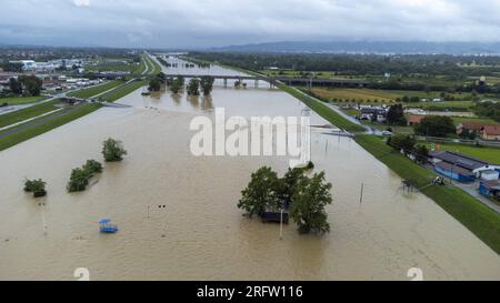 Zagreb, Croatia. 05th Aug, 2023. (230806) -- ZAGREB, Aug. 6, 2023 (Xinhua) -- This aerial photo taken on Aug. 5, 2023 shows a view of floods caused by Sava River overflow at Javorje near Zagreb, Croatia. (Igor Soban/PIXSELL via Xinhua) Credit: Xinhua/Alamy Live News Stock Photo