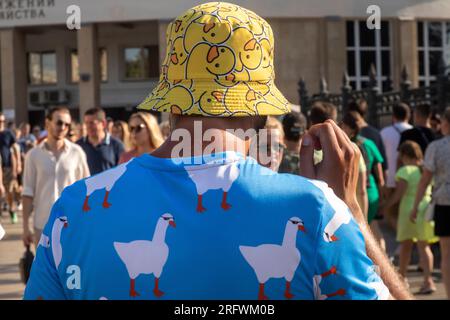 Moscow, Russia. 5th of August, 2023. A man walks to the VDNKh metro station on a hot summer day in Moscow, Russia Stock Photo