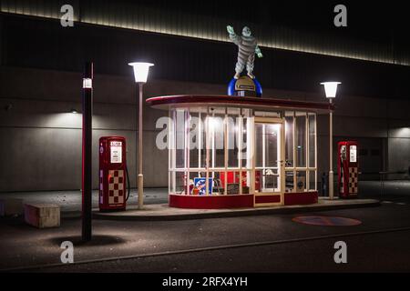 Nachts an der Historischen Tankstelle in Frankfurt am Main Deutschland Stock Photo