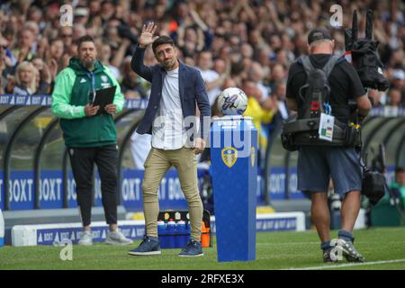 Pablo Hernandez waves to the fans during the Sky Bet Championship match Leeds United vs Cardiff City at Elland Road, Leeds, United Kingdom, 6th August 2023  (Photo by James Heaton/News Images) Stock Photo