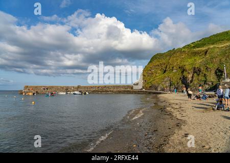 Strand und Hafen von Gorran Haven, St Goran, Cornwall, England, Großbritannien, Europa  |  Beach and harbour in Gorran Haven, St Goran, Cornwall, Engl Stock Photo
