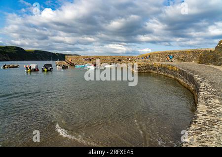 Hafenmauer von Gorran Haven, St Goran, Cornwall, England, Großbritannien, Europa  |  harbour wall in Gorran Haven, St Goran, Cornwall, England, United Stock Photo