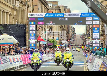 Glasgow, Scotland, UK. 6th  August, 2023.  Just stop oil protests delayed the arrival of cyclists in the city and left crowds cheering empty streets for an hour on top of the public transport debacle the championships have caused.  Credit Gerard Ferry/Alamy Live News Stock Photo
