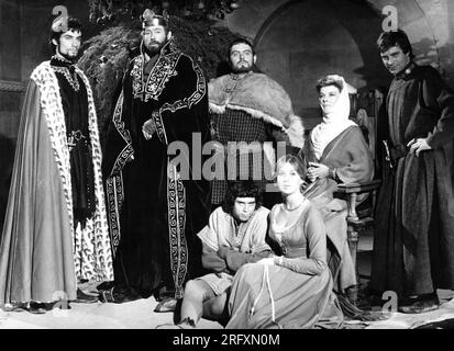 TIMOTHY DALTON PETER O'TOOLE ANTHONY HOPKINS KATHARINE HEPBURN JOHN CASTLE and in front NIGEL TERRY and JANE MERROW group portrait in THE LION IN WINTER 1968 director ANTHONY HARVEY screenplay James Goldman costume design Margaret Furse and Lee Poll music John Barry executive producer Joseph E. Levine UK-USA co-production Haworth Productions / Avco Embassy Stock Photo