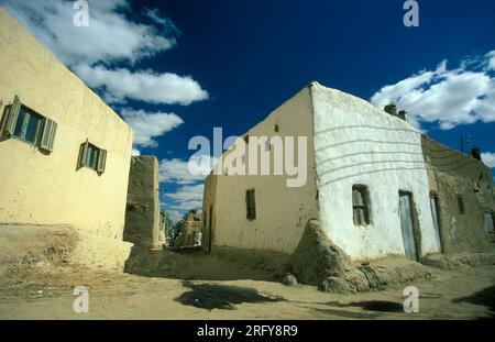 a house in the town and Oasis of Farafra in the Libyan or Western Desert of Egypt in North Africa.  Egypt, Farafra, march, 2000 Stock Photo