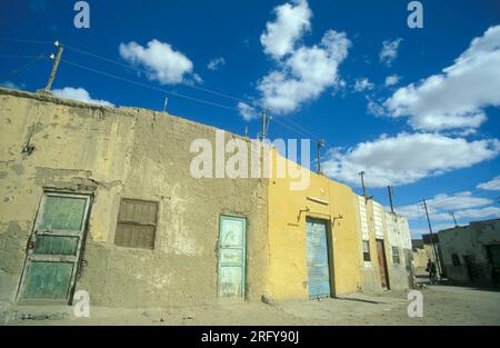 a house in the Town and Oasis of Farafra in the Libyan or estern Desert of Egypt in North Africa.  Egypt, Farafra, March, 2000 Stock Photo