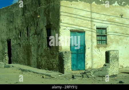 a house in the Town and Oasis of Farafra in the Libyan or estern Desert of Egypt in North Africa.  Egypt, Farafra, March, 2000 Stock Photo