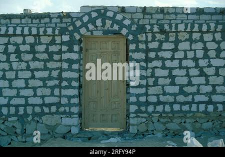 a house in the Town and Oasis of Farafra in the Libyan or estern Desert of Egypt in North Africa.  Egypt, Farafra, March, 2000 Stock Photo