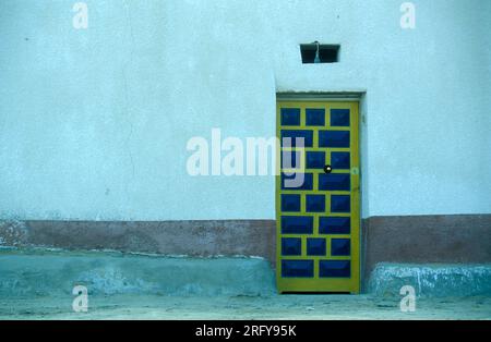 a house in the Town and Oasis of Farafra in the Libyan or estern Desert of Egypt in North Africa.  Egypt, Farafra, March, 2000 Stock Photo