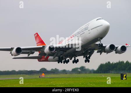 Oasis Hong Kong Airlines Boeing 747 jet airliner plane taking off. Jumbo jet aircraft climbing away at RIAT airshow, RAF Fairford, UK. Budget airline Stock Photo
