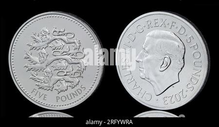 2023 UK £5 coin featuring the first coin portrait of King Charles III. The reverse features The Pride of England Three Lions Stock Photo