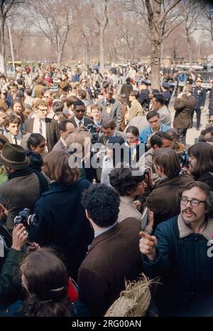 Joan Baez and husband David Harris, anti-war demonstration, Central Park Bandshell, New York, NY, 1968 Stock Photo