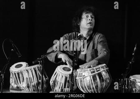 tabla black and white