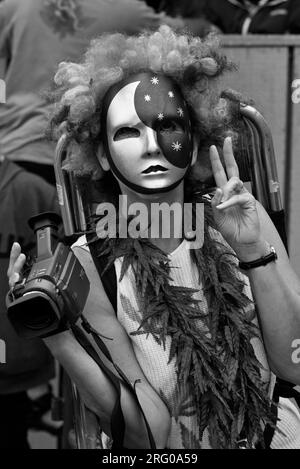 PEACE SIGN is flashed by a masked camera woman - SUMMER OF LOVE FESTIVAL (MONTEREY POP FESTIVAL 2007), CALIFORNIA Stock Photo