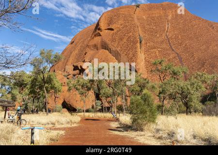 Pulari (headland) of Uluru and the track to it off the main path from Kuniya carpark to Mutitjulu waterhole. Uluru-Kata Tjuta National Park, Northern Stock Photo