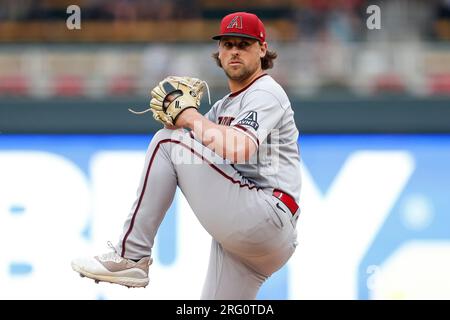 Arizona Diamondbacks relief pitcher Kevin Ginkel (37) throws to the plate during a MLB regular season game between the Arizona Diamondbacks and Minnes Stock Photo