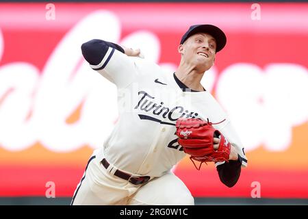 Minnesota Twins starting pitcher Dallas Keuchel (60) throws to the plate  during a MLB regular season game between the Arizona Diamondbacks and  Minneso Stock Photo - Alamy