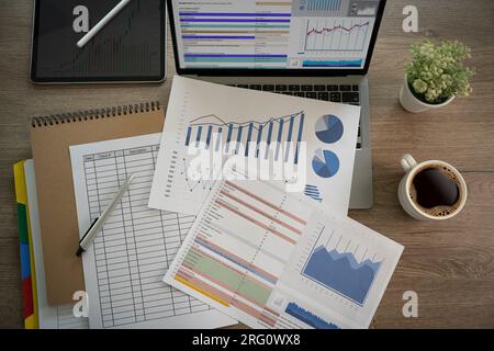 Businessmen work hard. Using analytics, Data analytics, statistics, information, Business Technology Intelligence (BI), and business strategy for fina Stock Photo