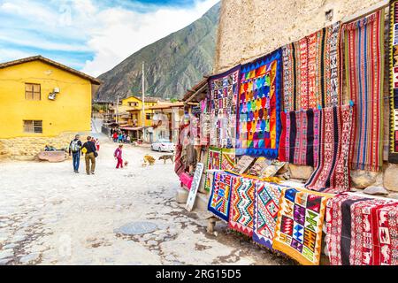 Stall with colourful Peruvian rugs in Ollantaytambo, Sacred Valley, Peru Stock Photo