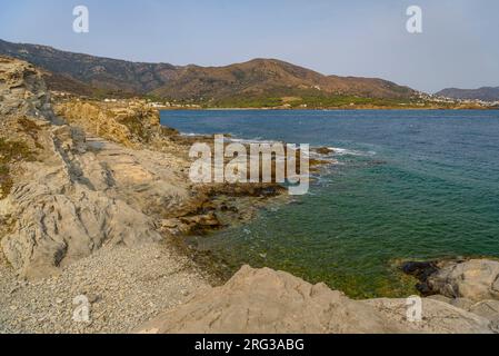 Platja de les Clisques beach, a small cove, north of Port de la Selva village and Cap de Creus cape (Alt Empordà, Girona, Catalonia, Spain) Stock Photo