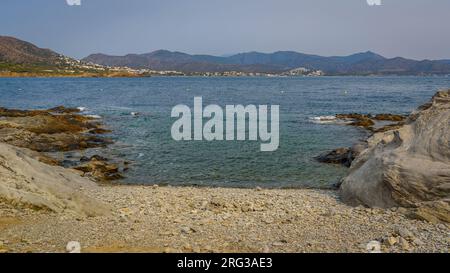 Platja de les Clisques beach, a small cove, north of Port de la Selva village and Cap de Creus cape (Alt Empordà, Girona, Catalonia, Spain) Stock Photo