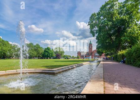 Wiesbaden: Wiesbaden Hauptbahnhof main railway station in Rheingau, Hessen, Hesse, Germany Stock Photo