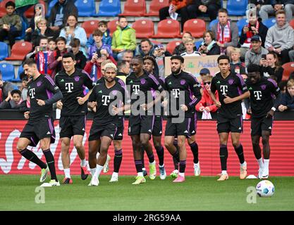 Unterhaching, Germany. 07th Aug, 2023. Soccer: Test matches, FC Bayern Munich - AS Monaco at Alpenbauer Sportpark. The players from Munich are warming up. Credit: Sven Hoppe/dpa/Alamy Live News Stock Photo