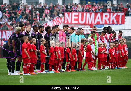 Unterhaching, Germany. 07th Aug, 2023. Soccer: Test matches, FC Bayern Munich - AS Monaco at Alpenbauer Sportpark. The teams stand together before the match. Credit: Sven Hoppe/dpa/Alamy Live News Stock Photo