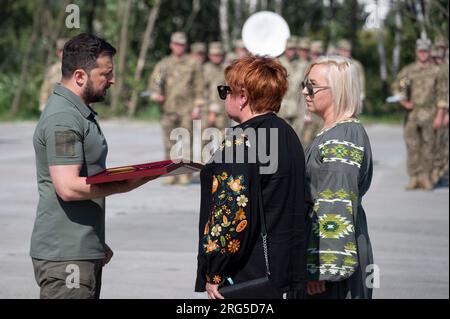 Kyiv, Ukraine. 06th Aug, 2023. Ukrainian President Volodymyr Zelenskyy, left, presents the Gold Star Hero of Ukraine medal to the family of pilot Colonel Mykhailo Matiushenko on Air Force Day, August 6, 2023 in Kyiv, Ukraine. Matiushenko was known as the “Ghost of Kyiv” commanded the 40th tactical aviation brigade and was killed in action. Credit: Pool Photo/Ukrainian Presidential Press Office/Alamy Live News Stock Photo