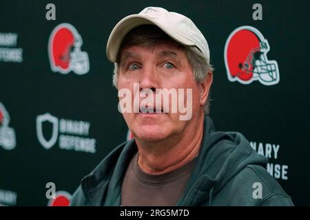 Cleveland Browns offensive line coach Bill Callahan, center, watches from  the sideline during the second half of a preseason NFL football game  against the Jacksonville Jaguars, Friday, Aug. 12, 2022, in Jacksonville