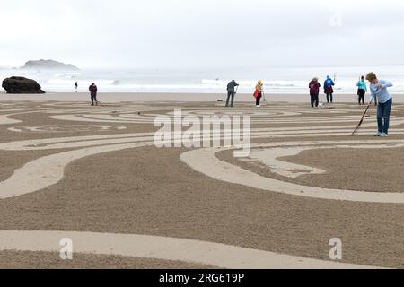 Circles in the Sand artists creating a sand labyrinth on Face Rock ...