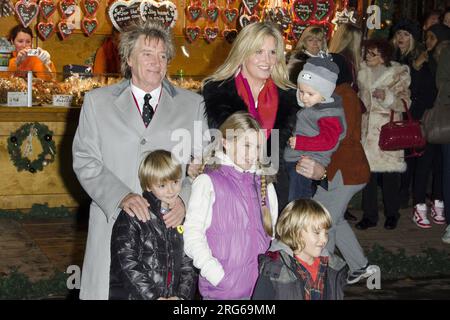 Penny Lancaster, Rod Stewart and family arriving at The Summer Party held  by the Serpentine Gallery and Jimmy Choo, Hyde Park, London. Doug  Peters/allactiondigital.com Stock Photo - Alamy