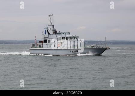 The Royal Navy Archer class P2000 Fast Training Boat HMS DASHER (P280) approaching the Naval Base Stock Photo