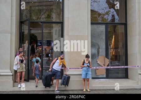 04.08.2023. Barcelona, Spain, window display of the apple store in plaza catalunya broken and sealed by the police Stock Photo