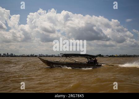 Belem, Brazil. 07th Aug, 2023. On the boat sails through the Guama River with the city of Belem in the background. The heads of state and government of the South American Amazon countries are discussing the protection of the rainforest in Belém, Brazil, on Tuesday. Credit: Filipe Bispo Vale/dpa/Alamy Live News Stock Photo