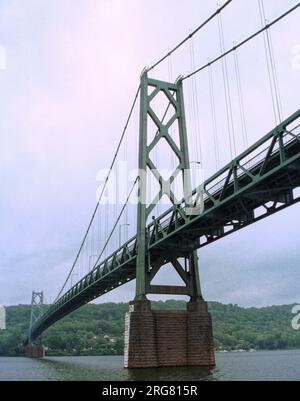 The Simon Kenton Memorial Bridge over the Ohio River, seen here on Sunday, Aug. 8, 1999 in Maysville, Mason County, KY, USA. Opened to traffic on Nov. 25, 1931, the 1,991-foot long suspension bridge with a 1,060-foot main span carries U.S. Highway 62 across the Ohio River between Maysville, KY, and Aberdeen, OH. (Apex MediaWire Photo by Billy Suratt) Stock Photo
