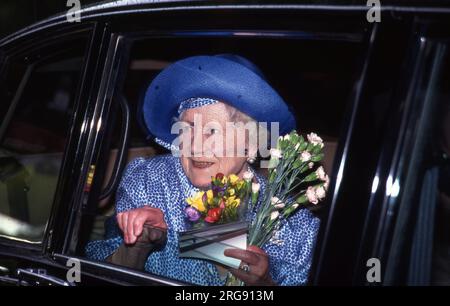 The Queen Mother arriving at The Army & Navy Club 26th June 1997   Photo by The Henshaw Archive Stock Photo