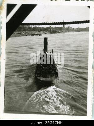 British Army Royal Engineers engaged in the building of The Freeman Bridge, The River Rhine, Dusseldorf, North Rhine-Westphalia, Germany. Stock Photo