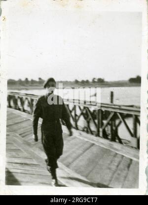 British Army Royal Engineers engaged in the building of The Freeman Bridge, The River Rhine, Dusseldorf, North Rhine-Westphalia, Germany. Stock Photo