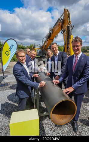 Werne, North Rhine-Westphalia, Germany - Groundbreaking ceremony for OGE's H2 training line in Werne on 07.08.2023, from left: Lothar Christ, Mayor of Stock Photo