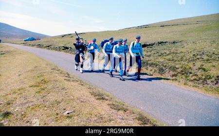 RAF Halton Apprentices competing in the 1977 Ten Tors cross-country team march. - A 126th entry team marching in Stock Photo