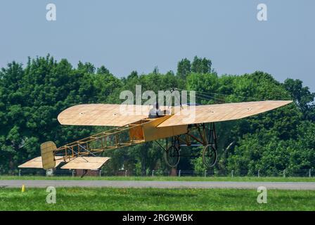 Flying Bleriot XI replica built & flown by Mikael Carlsson. Pioneer flying machine by Louis Bleriot from the very early days of flight. At Biggin Hill Stock Photo