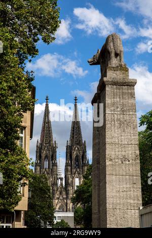 she-wolf of the Roman fountain in front of the Cologne City Museum, the cathedral, Cologne, Germany. die roemische Woelfin des Roemerbrunnens vor dem Stock Photo